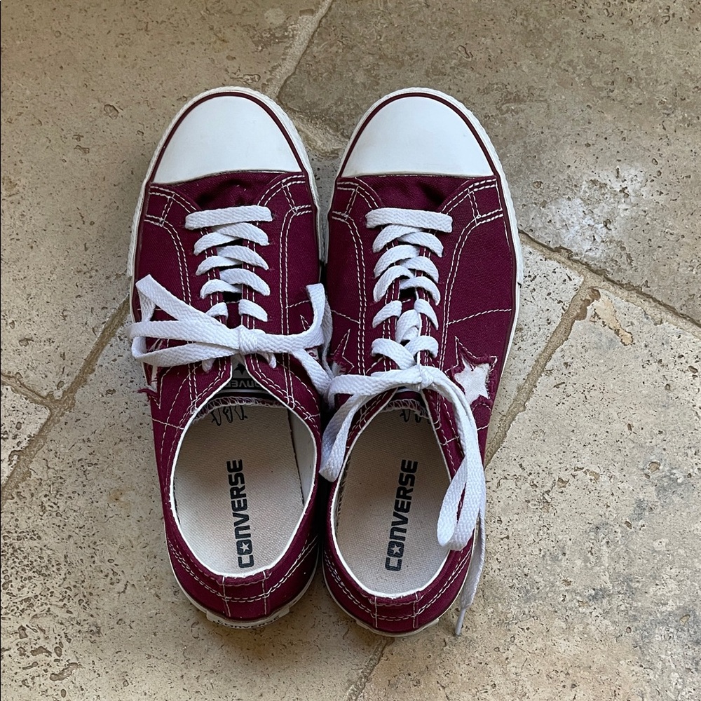 Converse one star women’s sneakers. Burgundy with white star